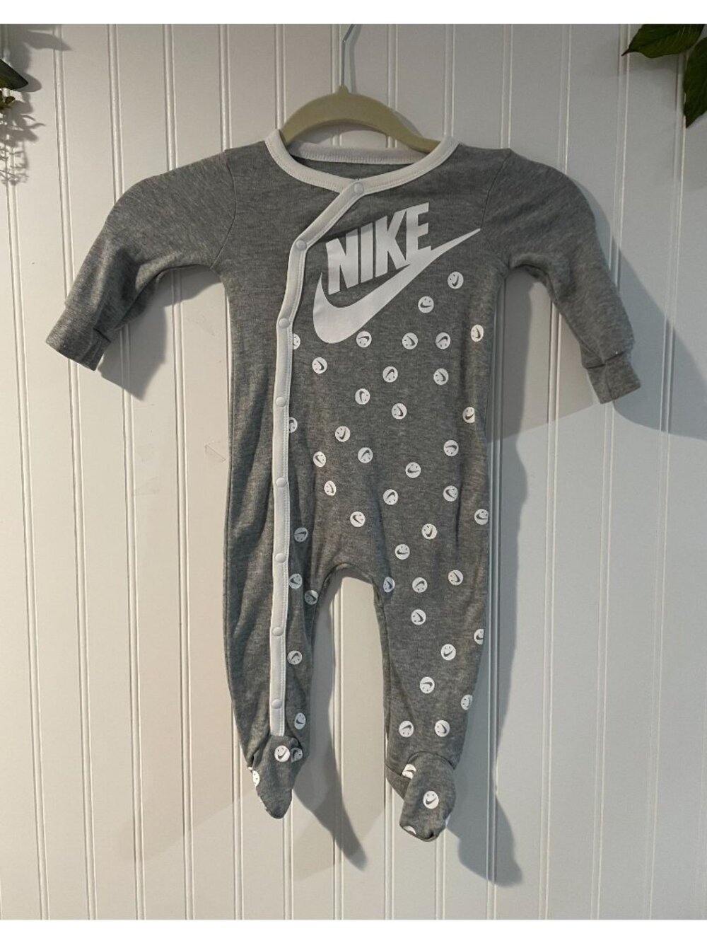 Nike Baby Gray Onesie Footed Sleeper Long Sleeve Snap Closure 9M Cotton Blend